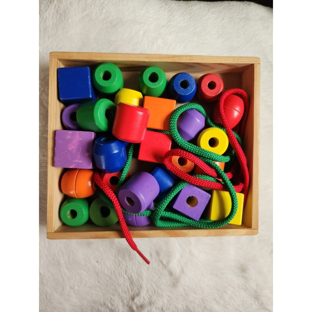 Melissa & Doug Primary Lacing Beads set. Wooden 28 beads, 2 laces